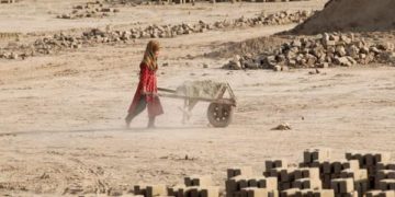 افغانستان میں معاشی بحران کے سبب بچے اینٹوں کے کارخانوں میں کام کرنے پر مجبور