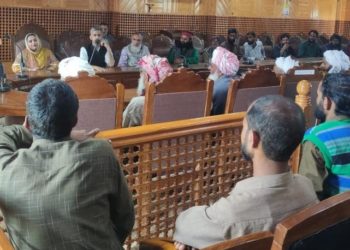چیئرپرسن بی ڈی سی ، ڈی ڈی سی ممبر نے ضلع ترقیاتی کمشنر شوپیاں سے