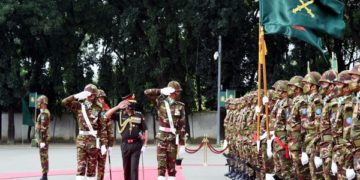 بنگلہ دیش میں بھارتی آرمی چیف کو گارڈ آف آنر دیا گیا