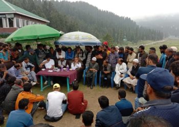 غلام حسن میر نے گلمرگ میں سیاحتی شعبے سے منسلک تاجروں اور مزدور پیشہ لوگوں کے مسائل کا جائزہ لیا