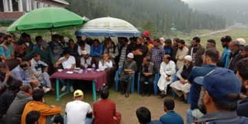 غلام حسن میر نے گلمرگ میں سیاحتی شعبے سے منسلک تاجروں اور مزدور پیشہ لوگوں کے مسائل کا جائزہ لیا