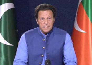 ابھی ٹینکوں کے آگے لیٹنے کی ضرورت نہیں/ عمران خان