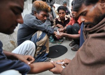 کراچی کےمضافات میں منشیات کا حصول پانی کی بوتل کے حصول جتنا آسان