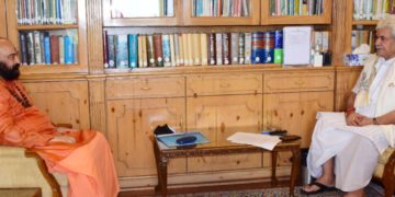 سوامی اودھیشا نند گری جی مہاراج اور دیپندر گری نے لیفٹیننٹ گورنر سے ملاقات کی