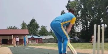 شوپیاں میں بینائی سے محروم نوجوان کا کرکٹ مقابلہ