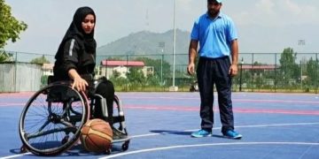 وادی کشمیرکی جسمانی طور پرمعذوربیٹی عشرت اختر، ملک کی تمام بیٹیوں کے لیے نصیحت، ان کی ہمت اور جذبے کو سلام پیش