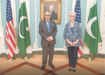 واشنگٹن میں پاکستان کے حکومتی مشیر کا ’ناکارہ‘ سفر تنازعہ کے گھیرے میں