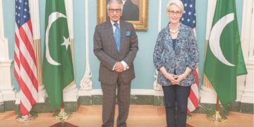 واشنگٹن میں پاکستان کے حکومتی مشیر کا ’ناکارہ‘ سفر تنازعہ کے گھیرے میں