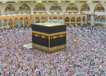 عازمین حج نے مسجد الحرام اور مسجد نبوی میں جمعہ ادا کیا