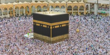 عازمین حج نے مسجد الحرام اور مسجد نبوی میں جمعہ ادا کیا