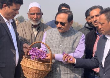 مشیر بٹھناگر نے کیا آئی آئی کے ایس ٹی سی پامپور کا دورہ