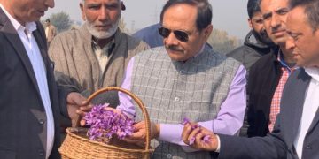 مشیر بٹھناگر نے کیا آئی آئی کے ایس ٹی سی پامپور کا دورہ