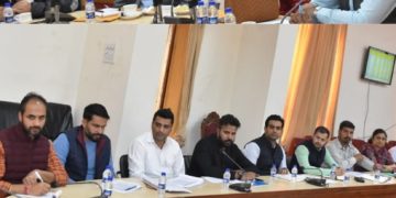  کمشنر سیکرٹری ریونیو نے ڈی کے مارگ میں لینڈ پاس بک ، گولڈن کارڈ اور منظور ی نامے تقسیم کئے