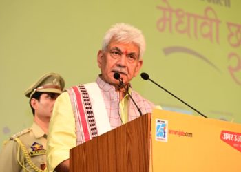 لیفٹنٹ گورنر نے جموں میں امر اُجالا کے ’ میریٹوریئس اسٹوڈنٹس ایوارڈ‘ تقریب میں شرکت کی