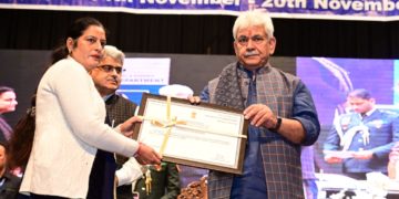لیفٹیننٹ گورنر نے جموں میں 69 ویںاِمداد باہمی ہفتہ کی تقریبات کا کیااِفتتاح  جموں/14نومبر/لیفٹیننٹ گورنر منوج سِنہا نے جموں یونیورسٹی کے جنرل زور آور سنگھ آڈیٹوریم میں ایک تقریب کے دوران جموںوکشمیر یوٹی میں 69 ویں آل اِنڈیا اِمدادِ باہمی ہفتہ کی تقریبات کا اِفتتاح کیا۔لیفٹیننٹ گورنرنے جموںوکشمیر یوٹی میں کوآپریٹیو سیکٹر کی ترقی کے لئے ایک مضبوط ماحولیاتی نظام کی تعمیر میں کوآپریٹیو موومنٹ سے وابستہ تمام شراکت داروں کے کردار کی ستائش کی۔اُنہوں نے کہا کہ سماجی اِداروں کے فروغ ، اِس کی اَقدار اور مساوات اور یکجہتی کے اَصولوں کے فروغ کے لئے جن آندولن دیہی جموںوکشمیر میں سماجی و اِقتصادی ترقی لانے کے لئے اہم ہے۔اُنہوں نے مزید کہا کہ وزیر اعظم نریندر مودی جی اور وزیر داخلہ امیت شاہ جی کی رہنمائی میں کوآپریٹیو کو زراعت ، دستکاری ، چینی ، ڈیری، ٹیکسٹائل ، ماہی پروری ، سٹوریج ، فوڈ پروسسنگ اور چھوٹے اورپسماندہ کسانوں کی ترقی کو یقینی بنانے کے لئے ایک مو¿ثر اِقتصادی آلہ کے طور پر تبدیل کیا جارہا ہے۔لیفٹیننٹ گورنر نے کہا کہ اِمدادِ باہمی جموںوکشمیر یوٹی کے دُور دراز علاقوں ، غریب اور پسماندہ طبقات تک پہنچنے کا بہتر ین ذریعہ ہےں۔اُنہوں نے کہا کہ سٹارٹ اَپس کے دور میں ہمیں نوجوانوں کی اُمنگوں کو پورا کرنے کی ضرورت ہے اور اِمداد باہمی کو مسلسل خود کو نئے سرے سے ایجاد کرنے کی ضرورت ہے ۔ اُنہوں نے مزید کہا کہ اِمدادِ باہمی کو اِقتصادی او رسماجی ترقی کے لئے قائم کیا جانا چاہیے۔لیفٹیننٹ گورنر نے جموںوکشمیر یوٹی میں کوآپریٹیو سیکٹر کے تحت حصولیابیوں پر روشنی ڈالتے ہوئے جموں وکشمیر میں کوآپریٹیو تحریک کو مضبوط بنانے کے حکومت کے نظریہ¿ کو شیئر کیا۔اُنہوں نے کہا کہ اِس برس کا تھیم ” اِنڈیا @ 75: اِمدادِ باہمی کی ترقی اور آگے کا مستقبل“ ہمارا عزم ہے کہ نوجوانوں اور خواتین کی خصوصی شرکت سے اِمداد باہمی قابل عمل کاروبار ی ماحولیاتی نظام بنایا جائے اور ” ساہکار سے سمردھی “ کوسمجھنے کے لئے کوآپریٹیو پر مبنی اِقتصادی ماڈل کو فعال کیا جائے ۔اُنہوں نے کہا کہ کوآپریٹیو اِن چیلنجوں سے نمٹنے کی ضرورت ہے جن کا آج ہماری دیہی معیشت او رلوگ سامنا کر رہے ہیں اور اُنہیں مالی اور غیر مالی فوائد کی پیش کش کرنی چاہیے۔ اُنہوں نے کہا کہ چوں کہ یہ مقامی ممبران کی طرف سے چلایا جاتا ہے جو ضرورت کو سمجھتے ہیں ۔اِس لئے یہ صحت ، تعلیم ، زراعت ، کریڈٹ ، سیاحت ، گرین اَنرجی او رمہمان نوازی کے شعبوں پر زیادہ اَثر ڈال سکتا ہے۔لیفٹیننٹ گورنر نے کہا کہ جموںوکشمیر اِنتظامیہ کوآپریٹیو کی رجسٹریشن ، شراکت داروں کی تربیت او رصلاحیت کی تعمیر ، کوآپریٹیو مارکیٹوں کو جدید بنانے ، نظام میں شفافیت لانے اور نئی منڈیاں بنانے اور سرکاری محکموں کو ان بازاروں سے براہ راست خریداری کرنے کے قابل بنانے پر خصوصی زو ردے رہی ہے ۔اُنہوں نے کہا کہ ہم نے گذشتہ ایک برس میں 1,006 کوآپریٹیو رجسٹر کئے ہیں اور جن ابھیان کے دوران 31,578 ممبران کو تربیت دی گئی ۔ اُنہوں نے کہا کہ اِس سے ظاہر ہوتا ہے کہ نیٹ ورک کو وسیع کرنے اور کوآپریٹیو کے پیشہ ورانہ کام کے لئے صلاحیت کی تعمیر کو یقینی بنانے کے لئے پُر عزم کوششیں کی جارہی ہیں۔اُنہوں نے کہا کہ ہم ناکارہ کوآپریٹیو کو بحال کرنے کے لئے بھی پُر عزم ہےں ۔ اُنہوں نے مزید کہا کہ تین ڈسٹرکٹ کوآپریٹیو بینکوں کے حق میں دوبارہ سرمایہ کاری کی 255.71 کروڑ روپے رقم ان کی مالی صحت کو بہتر بنانے کے لئے جار ی کئے گئے ۔لیفٹیننٹ گورنر نے کہا کہ اِمدادِ باہمی کو لوگوں کو بااِختیار بنانے کے لئے روزگار اور آمدنی پیدا کرنے کے لئے کاروبار ی عمل داری او رصلاحیت کو بھی بہتر بنانے کی ضرورت ہے ۔ اُنہوں نے زور دیا کہ نئی کوآپریٹیو کی تشکیل عوام پر مبنی ہونی چاہیے ، نئی کوآپریٹیو کی مانگ معاشرے سے آنی چاہیے اور ایک تجارتی ادارے کے طور پر ان کی کامیابی دوسروں کی حوصلہ اَفزائی کرے گی۔لیفٹیننٹ گورنر نے پرائمری ، ضلع اور ریاستی سطح کے کوآپریٹیو کے درمیان قریبی تال میل کو فروغ دینے کی ضرورت پر زور دیا ۔ سیلف ہیلپ گروپوں اور دستکاری کوآپریٹیو کے درمیان کراس مارکیٹنگ کی کوششیں خواتین کو بااِختیار بنانے او رآمدنی پید اکرنے والی مختلف سرگرمیوں میں حصہ اَدا کرسکتی ہیں۔ اُنہوں نے مزید کہا کہ اِس طرح کی کوششیں دیہی علاقوں میں کوآپریٹیو کو متحرک اِداروں کے طورپر تبدیل کرسکتی ہیں۔اُنہوں نے کہا کہ حکومت کی توجہ نئی کثیر مقصدی کوآپریٹیو کی تشکیل کے لئے تشہیری مہم پر ہے ، فی شخص زیادہ کوآپریٹیو میں اِضافہ کرکے علاقائی عدم توازن کو کم کرنا اور نئے اور تجارتی اعتبار سے قابل عمل شعبوں کی تلاش ہے۔لیفٹیننٹ گورنر نے دیگر رِیاستوں کے کامیاب ماڈلوں کی نقل تیار کرنے اور معاشرے کے کمزور طبقوں کی عمل داری کو ذہن میں رکھتے ہوئے ایک جامع فریم ورک تیار کرنے پر بھی زور دیا۔ اُنہوں نے کہا کہ کوآپریٹیو سیکٹر میں محروم او ر پسماندہ طبقات کے اَرکان کی مناسب نمائندگی ہونی چاہیے۔اُنہوں نے زرعی بنیادی ڈھانچہ فنڈ سے ایف پی اوز تک کیپٹل انفیوژن اور مارکیٹ تک رَسائی فراہم کرنے اور گوداموں کی تعمیر شروع کرنے کے لئے ان کی حوصلہ اَفزائی کرنے پر زور دیا جیسا کہ دیگر ریاستوں اور یوٹیز میں کیا جارہا ہے۔لیفٹیننٹ گورنر نے ہر گاﺅں میں کثیر مقصدی اور کثیر جہتی پی اے سی ایس ( پرائمری ایگری کلچرل کریڈٹ سوسائٹیز ) کے قیام کے لئے کی جارہی کوششوں پر بھی بات کی۔لیفٹیننٹ گورنر کے مشیر راجیور ائے بھٹناگر نے اَپنے خطاب میں کہا کہ سہکار سے سمردھی کا نصب العین کوآپریٹیو سے عام آدمی کی بہتری اور فائدہ کے لئے وقف ہے۔اِس موقعہ پر ایڈیشنل چیف سیکرٹری محکمہ زرعی پیداوار اَتل ڈولو نے کہا کہ کوآپریٹیو سیکٹر کو نئی توانائی کے ساتھ بحال کیا جارہا ہے ۔ اُنہوں نے 69ویں آل اِنڈیا اِمدادِ باہمی ہفتہ کے اِفتتاح پر اَپنی مبارک باد پیش کی ۔سیکرٹری اِمدادِ باہمی محترمہ یشامدگل نے اَپنے اِستقبالیہ خطاب میں محکمہ کی حصولیابیوں پر روشنی ڈالی او ر69 ویں آل اِنڈیا اِمدادِ باہمی ہفتہ کے اغراض و مقاصد کے بارے میں جانکاری دی ۔اِس موقعہ پر لیفٹیننٹ گورنر نے ایف پی اوز ، کوآپریٹیوز کو رجسٹریشن سر ٹیفکیٹ حوالے کئے ، کوآپریٹیو سوسائٹیز کو مبارک باد دی اور محکمہ اِمداد باہمی کی جانب سے لگائے گئے سٹالوں کا بھی معائینہ کیا ۔ کوآپریٹیو ڈیپارٹمنٹ کا ایک کمپنڈیم بھی جاری کیا گیا۔اِس موقعہ پر اے ڈی جی پی جموں مکیش سنگھ ، اِنتظامی سیکرٹریز ، جموںوکشمیر اِنتظامیہ کے اَفسران کے علاوہ کوآپریٹیو کے نمائندے، ممبران اورکوآپریٹیو سکولوں کے طلبا ءموجود تھے۔