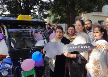 وائس چیئر پرسن کے وِی آئی بی نے سانبہ میں اِی۔ رِکشا سروس کو جھنڈی دِکھا کر کیاروانہ