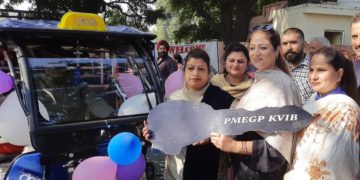 وائس چیئر پرسن کے وِی آئی بی نے سانبہ میں اِی۔ رِکشا سروس کو جھنڈی دِکھا کر کیاروانہ