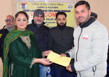 کھادی اینڈ وِلیج اِنڈسٹریز بورڈکا سری نگر میں بیداری کیمپ اور اِستفساری پروگرام کا اِنعقاد