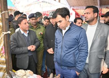 کمشنر سیکرٹری ریونیو نے کولگام میں لوگوں کے مسائل سماعت کئے