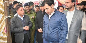 کمشنر سیکرٹری ریونیو نے کولگام میں لوگوں کے مسائل سماعت کئے