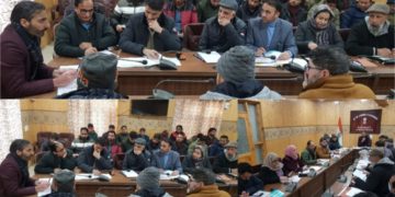 ڈی سی اَننت ناگ نے شکایات کے اَزالے کا جائزہ لیا