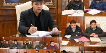 ضلع ترقیاتی کمشنر کولگام نے محکمہ ریونیو کے کام کاج کا لیاجائزہ