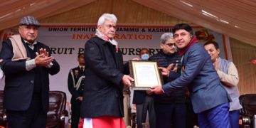 وائس چیئرپرسن ڈی ڈی سی کپواڑہ اِندروال اور کشتواڑ کے عوامی وفد نے لیفٹیننٹ گورنر سے ملاقات کی جموں/10جنوری/وائس چیئرپرسن ڈی ڈی سی کپواڑہ حاجی فاروق احمد میر نے راج بھون میں لیفٹیننٹ گورنر منوج سِنہا سے ملاقات کی۔اُنہوں نے لیفٹیننٹ گورنر کو لولاب کے علاقے کے عوامی اہمیت کے مختلف مسائل بشمول کھیلوں ، تعلیم اور بنیادی ڈھانچے کی سہولیت ، سڑک رابطے ، فائر سٹیشن کی منظوری ، مذہبی مقامات کی ترقی اور سیاحت کو فروغ سے متعلق مطالبات کی ایک یاد داشت پیش کی۔اِسی طرح ڈی ڈی سی ممبر پونچھ ریاض بشیر ناز نے لیفٹیننٹ گورنر کو صحت سہولیات کی اَپ گریڈیشن ، سڑک رابطے ، بجلی کی فراہمی وغیرہ سے متعلق پونچھ کے ترقیاتی مسائل سے آگاہ کیا۔بعد اَزاں، کشتواڑ کے اِندروال علاقے سے تعلق رکھنے والے ایک عوامی وفد جس کی سربراہی طارق حسین کین جے اینڈ کے سیکرٹری بی جے پی اقلیتی مورچہ کر رہے تھے ، نے اقلیتی طبقوں کے مسائل پیش کئے جس میں وِلیج ڈیفنس اور ڈھوک ڈیفنس کمیٹی کے اراکین، پہاڑی زبانوں کے فروغ کے علاوہ بونجواہ ، دراب شالہ ، مغل میدان ، چترو ، مروہ اور وروان کے دیگر ترقیاتی مسائل شامل ہیں۔لیفٹیننٹ گورنر نے وفود کو بغور سنا اور انہیں یقین دِلایا کہ ان کی طرف سے اُٹھائے گئے تمام جائز مسائل کو ترجیحی بنیادوں پر حل کیاجائے گا۔