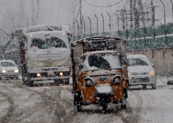 وادی کشمیر میں برف باری سے نظام زندگی درہم برہم