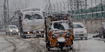 وادی کشمیر میں برف باری سے نظام زندگی درہم برہم