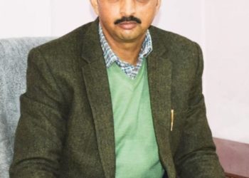 محمد اَسلم نے جوائنٹ ڈائریکٹر اِنفارمیشن کشمیر کا چارج سنبھالا سری نگر/06مارچ/محمد اسلم( جے کے اے ایس) نے ڈپٹی ڈائریکٹر ( پی آر ) سری نگر بلال مختار اور صوبائی آفس سری نگر کے دیگر سینئر اَفسران اور ملازمین کی موجودگی میں جوائنٹ ڈائریکٹر اِنفارمیشن کشمیر کا چارج سنبھالا۔کشمیر ڈویژن کا چارج سنبھالنے پر اَفسران اور ملازمین نے جوائنٹ ڈائریکٹر کا والہانہ اِستقبال کیا۔محمد اسلم پہلے پروجیکٹ آفیسر ویج ایمپلائمنٹ ، ( اے سی ڈی ) اننت ناگ ،ڈپٹی ڈائریکٹر اسٹیٹس کشمیر اور جوائنٹ ڈائریکٹر خوراک ، شہری رسدات اور امورِصارفین کشمیر کے طور پر خدمات اَنجام دے چکے ہیں۔جوائنٹ ڈائریکٹر نے چارج سنبھالنے کے بعد محکمہ کے اَفسران اور ملازمین کے ساتھ ایک تعارفی میٹنگ منعقد کی جس میں اُنہوں نے محکمہ کے کام کاج کا جائزہ لیا۔اِس موقعہ پر جوائنٹ ڈائریکٹر نے خطاب کرتے ہوئے ملازمین پر تاکید کی کہ وہ ڈیوٹی میں وقت کی پابندی اور باقاعدگی کو یقینی بنائیں ۔ اِس کے علاوہ اُنہوں نے کہا کہ وہ اَپنے فرائض منصبی کو محنت ، لگن اور جانفشانی کے ساتھ سر اَنجام دیں۔