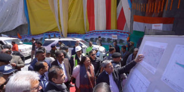 نِتن گڈکری نے لیفٹیننٹ گورنر جموںوکشمیر منوج سِنہا کے ساتھ زیڈ مور ٹنل کاکیامعائینہ