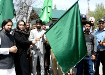 ٹیموں کو ڈی سی بارہمولہ نے ہری جھنڈی دِکھا کر کیاروانہ