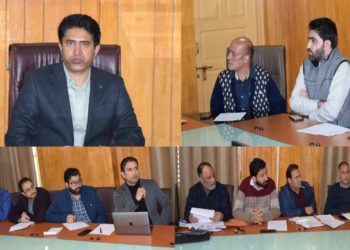 ڈی سی پلوامہ جل جیون مشن کے ہینڈ ہولڈنگ کم بیداری پروگرام کی صدارت کی