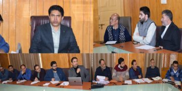 ڈی سی پلوامہ جل جیون مشن کے ہینڈ ہولڈنگ کم بیداری پروگرام کی صدارت کی