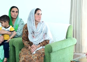 لیفٹیننٹ گورنر نے شہید شہری سنجے شرما کے اہل خانہ سے ملاقات کی جموںانفولیفٹیننٹ گورنر منوج سِنہا نے راج بھون میں شہید شہری سنجے شرماکے اہل خانہ سے ملاقات کی ۔ سنجے شرما کو 26 فروری 2023ءکو پلوامہ میں دہشت گردوں نے ہلاک کیا تھا۔لیفٹیننٹ گورنر نے شہید کے لواحقین سے دِلی ہمدردی کا اِظہار کیا اور اِنتظامیہ کی طرف سے لواحقین کو ہر ممکن مدد کا یقین دِلایا۔ادھر سابق وزیر چودھری لال سنگھ نے راج بھون میں لیفٹیننٹ گورنر منوج سِنہا سے ملاقات کی۔سابق وزیر نے لیفٹیننٹ گورنر کے ساتھ عوامی اہمیت کے متعدد اَمور پر تبادلہ خیال کیا۔صدر آل جموں وکشمیر پنچایت کانفرنس انیل شرما بھی لیفٹیننٹ گورنر سے ملاقی ہوئے اور پنچایت گارڈنرز کم گارڈز کے مختلف مسائل پر روشنی ڈالی ۔لیفٹیننٹ گورنر نے سابق وزیر اور صدر آل جموںوکشمیر پنچایت کانفرنس کا بات چیت کے دوران ان کی طرف سے پیش کردہ مسائل اور مطالبات کے مناسب اَزالے کا یقین دِلایا۔