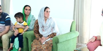 لیفٹیننٹ گورنر نے شہید شہری سنجے شرما کے اہل خانہ سے ملاقات کی جموںانفولیفٹیننٹ گورنر منوج سِنہا نے راج بھون میں شہید شہری سنجے شرماکے اہل خانہ سے ملاقات کی ۔ سنجے شرما کو 26 فروری 2023ءکو پلوامہ میں دہشت گردوں نے ہلاک کیا تھا۔لیفٹیننٹ گورنر نے شہید کے لواحقین سے دِلی ہمدردی کا اِظہار کیا اور اِنتظامیہ کی طرف سے لواحقین کو ہر ممکن مدد کا یقین دِلایا۔ادھر سابق وزیر چودھری لال سنگھ نے راج بھون میں لیفٹیننٹ گورنر منوج سِنہا سے ملاقات کی۔سابق وزیر نے لیفٹیننٹ گورنر کے ساتھ عوامی اہمیت کے متعدد اَمور پر تبادلہ خیال کیا۔صدر آل جموں وکشمیر پنچایت کانفرنس انیل شرما بھی لیفٹیننٹ گورنر سے ملاقی ہوئے اور پنچایت گارڈنرز کم گارڈز کے مختلف مسائل پر روشنی ڈالی ۔لیفٹیننٹ گورنر نے سابق وزیر اور صدر آل جموںوکشمیر پنچایت کانفرنس کا بات چیت کے دوران ان کی طرف سے پیش کردہ مسائل اور مطالبات کے مناسب اَزالے کا یقین دِلایا۔
