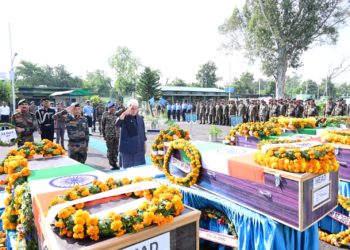لیفٹنٹ گورنر نے راجوری میں شہید فوجیوں کو خراجِ عقیدت پیش کیا