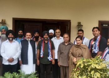 جموں وکشمیر میں ٹرانسپورٹ صنعت کو پٹری پر لانے کیلئے پالیسی لائی جائے/الطاف بخاری جموں/2مئی /اپنی پارٹی صدر سید محمد الطاف بخاری نے جموں وکشمیر میں ٹرانسپورٹ صنعت میں بہتری کے لئے ٹھوس پالیسی لانے کا مطالبہ کیا ہے۔ موصولہ پریس ریلیز کے مطابق پارٹی خواتین ونگ صوبائی صدر جموں پونیت کور کے زیر اہتمام منعقدہ ایک جوائننگ پروگرام سے خطاب کرتے ہوئے الطاف بخاری نے کہا”حکومت کو ٹرانسپورٹ صنعت کی ترقی کے لئے پالیسی متعارف کرنی چاہئے جوکہ اِس وقت مشکل دور سے گذر رہی ہے اور اِس صنعت سے جڑے لوگ متبادل روزگار اپنانے پر مجبور ہیں۔مختلف اقسام کے محصولات اور دیگر مالی بوجھ بشمول قرضہ جات نے ٹرانسپورٹروں پر اضافی بوجھ ڈال دیا ہے۔ حکومت کو چاہئے کہ ٹرانسپورٹ دوستانہ پالیسی مرتب کی جائے تاکہ ٹرانسپورٹروں کو راحت ملے“انہوں نے یقین دلایاکہ اپنی پارٹی ٹرانسپورٹروں کے ساتھ ہے اور ا±ن کے مسائل کو حل کرانے میں اپنا اہم رول ادا کرے گی۔حکومتی وانتظامی سطح پر ہرجگہ ا±ن کے مسائل کو ا±جاگر کیاجائے گا۔اس موقع پر درجنوں ٹرانسپورٹروں نے سید محمد الطاف بخاری کی موجودگی میں اپنی پارٹی میں شمولیت اختیار کی۔اِن میں جموں کشمیر موٹرٹرانسپورٹ ویلفیئر ایسو سی ایشن صدر مہندر سنگھ ، سرکردہ نیشنل کانفرنس لیڈر تیرتھ سنگھ قابل ِ ذکر ہیں۔ تیرتھ سنگھ کے ساتھ ا±ن کے حمایتوں نے بھی پارٹی کا دامن تھاما جن میں دویندر سنگھ، سندیپ سنگھ، گرچرن سنگھ، منوج کمار، روشن کمار، یش چوہدری، ستیم سنگھ بھی شامل ہیں۔ اِن کا خیر مقدم کرتے ہوئے الطاف بخاری نے ا±میدظاہر کی کہ پارٹی کو مضبوطی ملے گی۔ انہوں نے ٹرانسپورٹروں کے مطالبات ومسائل کو متعلقہ حکام کے ساتھ ا±ٹھاجلد سے جلد حل کرانے کا بھی یقین دلایا۔ انہوں نے حکومت پرزور دیاکہ ٹرانسپورٹروں کے حل طلب جائز مطالبات کو جلد سے جلد حل کیاجائے۔اس موقع پر سنیئر نائب صدر غلام حسن میر، صوبائی صدر جموں سردار منجیت سنگھ، اپنی پارٹی ٹریڈ یونین صدر اعجاز کاظمی، صوبائی صدر یوتھ ونگ جموں وپل بالی وغیرہ بھی موجود تھے۔