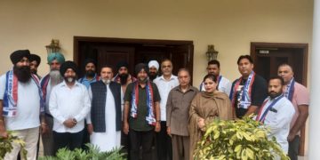 جموں وکشمیر میں ٹرانسپورٹ صنعت کو پٹری پر لانے کیلئے پالیسی لائی جائے/الطاف بخاری جموں/2مئی /اپنی پارٹی صدر سید محمد الطاف بخاری نے جموں وکشمیر میں ٹرانسپورٹ صنعت میں بہتری کے لئے ٹھوس پالیسی لانے کا مطالبہ کیا ہے۔ موصولہ پریس ریلیز کے مطابق پارٹی خواتین ونگ صوبائی صدر جموں پونیت کور کے زیر اہتمام منعقدہ ایک جوائننگ پروگرام سے خطاب کرتے ہوئے الطاف بخاری نے کہا”حکومت کو ٹرانسپورٹ صنعت کی ترقی کے لئے پالیسی متعارف کرنی چاہئے جوکہ اِس وقت مشکل دور سے گذر رہی ہے اور اِس صنعت سے جڑے لوگ متبادل روزگار اپنانے پر مجبور ہیں۔مختلف اقسام کے محصولات اور دیگر مالی بوجھ بشمول قرضہ جات نے ٹرانسپورٹروں پر اضافی بوجھ ڈال دیا ہے۔ حکومت کو چاہئے کہ ٹرانسپورٹ دوستانہ پالیسی مرتب کی جائے تاکہ ٹرانسپورٹروں کو راحت ملے“انہوں نے یقین دلایاکہ اپنی پارٹی ٹرانسپورٹروں کے ساتھ ہے اور ا±ن کے مسائل کو حل کرانے میں اپنا اہم رول ادا کرے گی۔حکومتی وانتظامی سطح پر ہرجگہ ا±ن کے مسائل کو ا±جاگر کیاجائے گا۔اس موقع پر درجنوں ٹرانسپورٹروں نے سید محمد الطاف بخاری کی موجودگی میں اپنی پارٹی میں شمولیت اختیار کی۔اِن میں جموں کشمیر موٹرٹرانسپورٹ ویلفیئر ایسو سی ایشن صدر مہندر سنگھ ، سرکردہ نیشنل کانفرنس لیڈر تیرتھ سنگھ قابل ِ ذکر ہیں۔ تیرتھ سنگھ کے ساتھ ا±ن کے حمایتوں نے بھی پارٹی کا دامن تھاما جن میں دویندر سنگھ، سندیپ سنگھ، گرچرن سنگھ، منوج کمار، روشن کمار، یش چوہدری، ستیم سنگھ بھی شامل ہیں۔ اِن کا خیر مقدم کرتے ہوئے الطاف بخاری نے ا±میدظاہر کی کہ پارٹی کو مضبوطی ملے گی۔ انہوں نے ٹرانسپورٹروں کے مطالبات ومسائل کو متعلقہ حکام کے ساتھ ا±ٹھاجلد سے جلد حل کرانے کا بھی یقین دلایا۔ انہوں نے حکومت پرزور دیاکہ ٹرانسپورٹروں کے حل طلب جائز مطالبات کو جلد سے جلد حل کیاجائے۔اس موقع پر سنیئر نائب صدر غلام حسن میر، صوبائی صدر جموں سردار منجیت سنگھ، اپنی پارٹی ٹریڈ یونین صدر اعجاز کاظمی، صوبائی صدر یوتھ ونگ جموں وپل بالی وغیرہ بھی موجود تھے۔