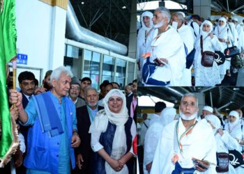 لیفٹیننٹ گورنر نے سری نگر بین الاقوامی ہوائی اَڈے سے جموںوکشمیر یوٹی کے عازمین حج کے پہلے قافلے کوہری جھندی دِکھا کر روانہ کیا