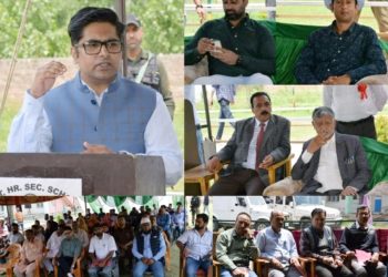 ضلع ترقیاتی کمشنر بانڈی پورہ کا شادی پورہ میں بلاک دیوس کا اِنعقاد بانڈی پورہانفوضلع ترقیاتی کمشنر بانڈی پورہ ڈاکٹر اویس احمد نے ہفتہ وار بلاک دیوس پروگرام کے ایک حصے کے طور پر شادی پورہ کے ہائیر سکینڈری سکول میں شکایتی ازالہ کیمپ کا اِنعقاد کیا۔پروگرام میں مقامی لوگوں اور پی آر آئیز نے جوش و خروش سے حصہ لیا اور اَپنی ترقیاتی اُمنگوں کو پیش کیا۔ پروگرام میں سڑکوں ، پانی کی فراہمی اور آبپاشی ، سکولوں میں اَساتذہ کی دستیابی ، راشن اور دیگر سماجی تحفظی سکیموں کی عمل آوری کے حوالے سے مسائل اُٹھائے گئے۔ضلع ترقیاتی کمشنر نے مقامی لوگوں اور پی آر آئی کی شکایات اور تجاویز کوبغور سنا اور مختلف مسائل کے اَزالے کے لئے موقعہ پر ہی ہدایات جاری کیں۔ڈاکٹر اویس احمد نے عوام پر زور دیا کہ وہ اَپنے بچوں پر نظر رکھیں تاکہ وہ نشے میں پھنسنے سے بچ سکیں۔اُنہوں نے پرنسپل ہائیر سیکنڈری شادی پورہ کو ہدایت دی کہ وہ منشیات سے نجات کے پروگرام منعقد کریں اور سکول اِنتظامی کو ہدایت دی کہ وہ وقفے وقفے سے والدین اور اَساتذہ کی میٹنگیں منعقد کریں تاکہ والدین گھر پر اَپنے بچوں کی نگرانی کرسکیں۔اِس موقعہ پر مقامی لوگوں نے منشیات کی بدعت سے نمٹنے میں پولیس اور اِنتظامیہ کو سراہا او رعوام کی جانب سے اِس سے نمٹنے کے لئے ہر ممکن تعاون کا یقین دِلایا۔بعد میں ڈاکٹر اویس احمد نے محکمہ باغبانی کی جانب سے فراہم کردہ ہائی ڈینسٹی ایپل آرچرڈ شلواتھ کا بھی معائینہ کیا۔اُنہوں نے کسانوں سے تفصیلی گفتگو کی اور ان پر زور دیا کہ وہ اِ س سکیموں کا فائدہ اُٹھائیں جن کا مقصد ان کی آمدنی کو دوگنا کرنا ہے۔اُنہوں نے کہا کہ حکومت کسانوں کی سماجی و اِقتصادی حالت کو بہتر بنانے کی بھی خواہشمند ہے اور اِس سلسلے میں آبپاشی سہولیات ، بہتر کھادوں ، ہائی ڈینسٹی پلانٹوں او ربیجوں کو بہتر بنا کر کسانوں کی پیداوار اور اس کے نتیجے میں ہونے والی آمدنی کو بہتر بنانے کے لئے فصل اِنشورنس کے علاوہ متعدد اقدامات کئے جارہے ہیں ۔