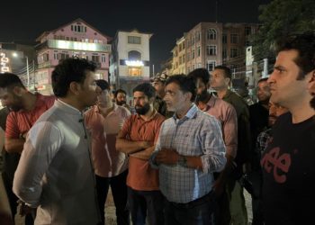 صوبائی کمشنر کشمیر نے دیر رات گئے شہرکا کیادورہ