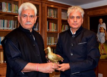 معروف آرٹسٹ اور پینٹر کے کے گاندھی نے لیفٹنٹ گورنر منوج سنہا سے ملاقات کی