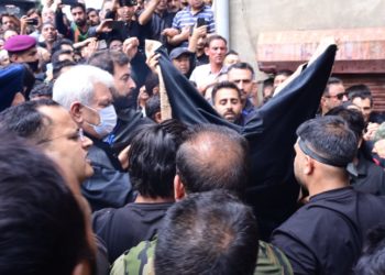 لیفٹیننٹ گورنر منوج سنہا کی عاشورہ جلوس میں شرکت، عزاداروں سے ملاقی