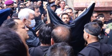 لیفٹیننٹ گورنر منوج سنہا کی عاشورہ جلوس میں شرکت، عزاداروں سے ملاقی