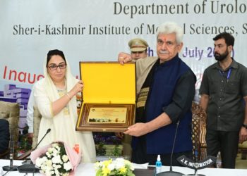 جموں و کشمیر کی باگ ڈور سنبھالتے ہی دربار مو کی روایت کو ختم کیا: منوج سنہا