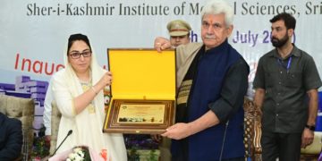 جموں و کشمیر کی باگ ڈور سنبھالتے ہی دربار مو کی روایت کو ختم کیا: منوج سنہا