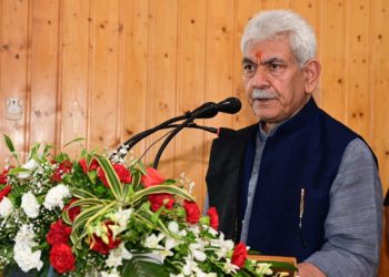 باہری لوگوںکو جموں وکشمیرمیںزمین دینے کاشوشہ بے بنیاد/منوج سنہا بارہمولہ۵۱،جولائیجے کے این ایس جموں و کشمیر کے لیفٹیننٹ گورنر منوج سنہا نے ہفتہ کو یہ واضح کیاکہ پردھان منتری کی آواس یوجنا (PMAY) کے تحت کسی بھی بیرونی یاغیرمقامی باشندے کوکوجموں وکشمیرمیں زمین نہیں دی جا رہی ہے۔انہوںنے کہاکہ اس قسم کاشوشہ مکمل طور پر بے بنیاد ہے اوریہ اُن لوگوںکی کارستانی ہے ،جو غریبوں اور پسماندہ طبقوںکی فلاح وبہبود سے خوش نہیں ہیں اور نہیں چاہتے کہ غریبوںکو بدلاﺅ کافائدہ ملے ۔لیفٹنٹ گورنر کاکہناتھاکہ غیر قانونی طور پر ریاستی زمین پر قبضہ کرنے والوں کو لوگوں کو گمراہ کرنا بند کرنا چاہئے۔جے کے این ایس کے مطابق لیفٹنٹ گورنر منوج سنہا نے ہفتہ کواعلیٰ حکام کے ہمراہ بارہمولہ کادورہ کیا ۔موصوف نے یہاں تاریخی شیروانی ہال میں سینماگھر کاافتتاح کیا۔اس موقعہ پر لیفٹنٹ گورنر منوج سنہا کے ہمراہ انتظامی سیکرٹری محکمہ قبائلی امور شاہداقبال چودھری ،ڈپٹی کمشنر بارہمولہ ڈاکٹر سحرش اصغر ،چیئرپرسن بی ڈی سی بارہمولہ سفینہ بیگ اور اعلیٰ پولیس وسیول حکام بھی تھے ۔قابل ذکر ہے کہ 1990میں شورش شروع ہونے سے پہلے بارہمولہ قصبہ میں 2سینما گھر موجود تھے ،جن میں سے ایک سینما گھر ،شیروانی ہال کے متصل تھا،جسکا نام Regina Cinamaتھا جبکہ دوسرا سینما گھر فوج کی جانب سے GMCبارہمولہ کے قریب تھا،اوراس کانام Daggerسینما گھر تھا۔شیروانی ہال میں سینما گھر کاافتتاح ہونے کامطلب ہے کہ بارہمولہ میں 33سال بعد سینما ہال کھل گیاہے ۔اُدھر بارہمولہ پہنچنے کے بعدلیفٹیننٹ گورنر منوج سنہا نے ڈاک بنگلہ بارہمولہ میں حکام کی ایک اعلیٰ سطحی میٹنگ کی صدارت کی ،اوراس موقعہ پرانہوںنے کپوارہ میں سینما گھر اورشمالی کشمیرمیں کئی ترقیاتی پروجیکٹوں اور کاموںکاسنگ بنیاد رکھا اور کچھ ایک کاافتتاح بھی کیا۔ ڈاک بنگلہ بارہمولہ میں ایک تقریب سے خطاب کرتے ہوئے لیفٹیننٹ گورنر منوج سنہا نے کہا کہ بہت سے لوگ ان کے پاس یہ کہتے ہوئے آئے کہ وہPMAY کے اہل ہیں لیکن ان کے پاس مکان بنانے کیلئے زمین نہیں ہے۔انہوںنے کہاکہ لہٰذا انتظامیہ نے اس معاملے کا جائزہ لیا اور ایسے بے گھر وبے زمین خاندانوں کو PMAY(جی) کے تحت 5 ملیر اراضی دینے کا فیصلہ کیا تاکہ وہ اپنے گھر تعمیر کر سکیں۔ لیفٹیننٹ گورنر منوج سنہا نے کہاکہ بے گھر خاندانوں کے لئے اب تک ایک لاکھ99ہزار500 مکانات کی منظوری دی گئی ہے۔ انہوں نے کہاکہ منظور شدہ مکانات میں 46000شیڈولڈ کاسٹ اورشیڈولڈ ٹرائب امرے میں آنے والے خاندان شامل ہیں جو اس اسکیم یعنی پردھان منتری کی آواس یوجنا کےلئے اہل تھے۔لیفٹنٹ گورنر نے کہاکہ اس کے علاوہ2711 ایسے خاندان شامل ہیں جن کے پاس زمین نہیں تھی۔ جموں و کشمیر کے لیفٹیننٹ گورنر منوج سنہا نے کہاکہ بدقسمتی سے، کچھ لوگ یہ دعویٰ کر کے لوگوں کو گمراہ کر رہے ہیں کہ زمین باہر کے لوگوں کو دی جا رہی ہے۔ انہوںنے واضح کیاکہ جموں و کشمیر میں کسی باہری یاغیرمقامی باشندے کو زمین نہیں دی جارہی ہے۔کسی سیاسی جماعت یا لیڈر کا نام لئے بغیر،لیفٹیننٹ گورنر منوج سنہا نے کہا کہ جنہوں نے سرکاری اراضی پر قبضہ کیا اور اپنے پیسوں سے بڑے گھر تعمیرکئے، وہ لوگوں کو گمراہ کرنا بند کریں۔انہوں نے کہاکہ ان لوگوں کو ابہام پیدا کرنا بند کرنا چاہیے۔لیفٹیننٹ گورنر منوج سنہاکاکہناتھاکہ میں اس طرف نہیں جاو¿ں گا کہ ان کے پاس غیر قانونی طور پر قبضہ شدہ سرکاری اراضی پر بڑے محلات بنانے کے لیے پیسے کہاں سے آئے۔لیفٹنٹ گورنر منوج سنہا نے کہاکہ بے زمینوں کے لیے زمین اور پی ایم اے وائی کے تحت ایک پکا مکان ہزاروں خاندانوں کی مکمل صلاحیتوں کو اجاگر کرے گا اور ان کی بنیادی ضروریات کو پورا کرے گا۔انہوںنے کہاکہ حکومت قطار میں موجود آخری شخص کو بااختیار بنانا چاہتی ہے اور میں ان خاندانوں کو یقین دلانا چاہتا ہوں کہ ایک امید افزا مستقبل آپ کا منتظر ہے۔لیفٹنٹ گورنر منوج سنہا نے کہاکہ جموں و کشمیر میں70 سالوں سے پروان چڑھنے والے غیر اخلاقی گٹھ جوڑ کو منظم طریقے سے ختم کیا جا رہا ہے۔ اس نے بعض بااثر لوگوں میں خوف و ہراس پھیلا دیا ہے اور بہت سے مفادات رکھنے والے جموں و کشمیر کی ترقی کو متاثر کرنے کی کوشش کر رہے ہیں لیکن بدعنوانوں کے خلاف سخت کارروائی جاری رہے گی۔دریں اثناءلیفٹنٹ گورنر منوج سنہا نے مقبول شیروانی ہال، بارہمولہ میں ایک کثیر مقصدی100 نشستوں والے سنیما ہال کا بھی افتتاح کیا۔ انہوں نے کہا کہ 30 سال کے وقفے کے بعد بارہمولہ کو100 سیٹوں والا سنیما ہال ملا ہے۔ انہوں نے کہاکہ مقبول شیروانی ہال بارہمولہ میں یہ سینماگھر نہ صرف تفریح کا ذریعہ ہوگا بلکہ ان نوجوانوں کےلئے سیکھنے کا ایک بہترین ذریعہ بھی ہوگا جو تعلیم، ٹیکنالوجی اور فن میں مہارت حاصل کرنا چاہتے ہیں۔جموں و کشمیر میں امن قائم کرنے کے لیے لوگوں کے تعاون کی تلاش کرتے ہوئے،لیفٹیننٹ گورنر منوج سنہا نے کہا کہ سیکورٹی فورسز اور پولیس بہت اچھا کام کر رہے ہیں لیکن یہ ہر ایک شہری کی اجتماعی ذمہ داری ہے کہ وہ جموں و کشمیر میں قیام امن میں اپنا حصہ ڈالے۔لیفٹیننٹ گورنر منوج سنہا نے کہا کہ وہ جموں و کشمیر کو خوشحال بنانے کے حوالے سے تمام تجاویز کے لیے تیار ہیں۔ لیکن اگر سیاسی مشورے ہیں تو مجھے ماضی میں دلچسپی نہیں تھی اور نہ ہی مستقبل میں ان میں دلچسپی ہو گی۔