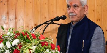 باہری لوگوںکو جموں وکشمیرمیںزمین دینے کاشوشہ بے بنیاد/منوج سنہا بارہمولہ۵۱،جولائیجے کے این ایس جموں و کشمیر کے لیفٹیننٹ گورنر منوج سنہا نے ہفتہ کو یہ واضح کیاکہ پردھان منتری کی آواس یوجنا (PMAY) کے تحت کسی بھی بیرونی یاغیرمقامی باشندے کوکوجموں وکشمیرمیں زمین نہیں دی جا رہی ہے۔انہوںنے کہاکہ اس قسم کاشوشہ مکمل طور پر بے بنیاد ہے اوریہ اُن لوگوںکی کارستانی ہے ،جو غریبوں اور پسماندہ طبقوںکی فلاح وبہبود سے خوش نہیں ہیں اور نہیں چاہتے کہ غریبوںکو بدلاﺅ کافائدہ ملے ۔لیفٹنٹ گورنر کاکہناتھاکہ غیر قانونی طور پر ریاستی زمین پر قبضہ کرنے والوں کو لوگوں کو گمراہ کرنا بند کرنا چاہئے۔جے کے این ایس کے مطابق لیفٹنٹ گورنر منوج سنہا نے ہفتہ کواعلیٰ حکام کے ہمراہ بارہمولہ کادورہ کیا ۔موصوف نے یہاں تاریخی شیروانی ہال میں سینماگھر کاافتتاح کیا۔اس موقعہ پر لیفٹنٹ گورنر منوج سنہا کے ہمراہ انتظامی سیکرٹری محکمہ قبائلی امور شاہداقبال چودھری ،ڈپٹی کمشنر بارہمولہ ڈاکٹر سحرش اصغر ،چیئرپرسن بی ڈی سی بارہمولہ سفینہ بیگ اور اعلیٰ پولیس وسیول حکام بھی تھے ۔قابل ذکر ہے کہ 1990میں شورش شروع ہونے سے پہلے بارہمولہ قصبہ میں 2سینما گھر موجود تھے ،جن میں سے ایک سینما گھر ،شیروانی ہال کے متصل تھا،جسکا نام Regina Cinamaتھا جبکہ دوسرا سینما گھر فوج کی جانب سے GMCبارہمولہ کے قریب تھا،اوراس کانام Daggerسینما گھر تھا۔شیروانی ہال میں سینما گھر کاافتتاح ہونے کامطلب ہے کہ بارہمولہ میں 33سال بعد سینما ہال کھل گیاہے ۔اُدھر بارہمولہ پہنچنے کے بعدلیفٹیننٹ گورنر منوج سنہا نے ڈاک بنگلہ بارہمولہ میں حکام کی ایک اعلیٰ سطحی میٹنگ کی صدارت کی ،اوراس موقعہ پرانہوںنے کپوارہ میں سینما گھر اورشمالی کشمیرمیں کئی ترقیاتی پروجیکٹوں اور کاموںکاسنگ بنیاد رکھا اور کچھ ایک کاافتتاح بھی کیا۔ ڈاک بنگلہ بارہمولہ میں ایک تقریب سے خطاب کرتے ہوئے لیفٹیننٹ گورنر منوج سنہا نے کہا کہ بہت سے لوگ ان کے پاس یہ کہتے ہوئے آئے کہ وہPMAY کے اہل ہیں لیکن ان کے پاس مکان بنانے کیلئے زمین نہیں ہے۔انہوںنے کہاکہ لہٰذا انتظامیہ نے اس معاملے کا جائزہ لیا اور ایسے بے گھر وبے زمین خاندانوں کو PMAY(جی) کے تحت 5 ملیر اراضی دینے کا فیصلہ کیا تاکہ وہ اپنے گھر تعمیر کر سکیں۔ لیفٹیننٹ گورنر منوج سنہا نے کہاکہ بے گھر خاندانوں کے لئے اب تک ایک لاکھ99ہزار500 مکانات کی منظوری دی گئی ہے۔ انہوں نے کہاکہ منظور شدہ مکانات میں 46000شیڈولڈ کاسٹ اورشیڈولڈ ٹرائب امرے میں آنے والے خاندان شامل ہیں جو اس اسکیم یعنی پردھان منتری کی آواس یوجنا کےلئے اہل تھے۔لیفٹنٹ گورنر نے کہاکہ اس کے علاوہ2711 ایسے خاندان شامل ہیں جن کے پاس زمین نہیں تھی۔ جموں و کشمیر کے لیفٹیننٹ گورنر منوج سنہا نے کہاکہ بدقسمتی سے، کچھ لوگ یہ دعویٰ کر کے لوگوں کو گمراہ کر رہے ہیں کہ زمین باہر کے لوگوں کو دی جا رہی ہے۔ انہوںنے واضح کیاکہ جموں و کشمیر میں کسی باہری یاغیرمقامی باشندے کو زمین نہیں دی جارہی ہے۔کسی سیاسی جماعت یا لیڈر کا نام لئے بغیر،لیفٹیننٹ گورنر منوج سنہا نے کہا کہ جنہوں نے سرکاری اراضی پر قبضہ کیا اور اپنے پیسوں سے بڑے گھر تعمیرکئے، وہ لوگوں کو گمراہ کرنا بند کریں۔انہوں نے کہاکہ ان لوگوں کو ابہام پیدا کرنا بند کرنا چاہیے۔لیفٹیننٹ گورنر منوج سنہاکاکہناتھاکہ میں اس طرف نہیں جاو¿ں گا کہ ان کے پاس غیر قانونی طور پر قبضہ شدہ سرکاری اراضی پر بڑے محلات بنانے کے لیے پیسے کہاں سے آئے۔لیفٹنٹ گورنر منوج سنہا نے کہاکہ بے زمینوں کے لیے زمین اور پی ایم اے وائی کے تحت ایک پکا مکان ہزاروں خاندانوں کی مکمل صلاحیتوں کو اجاگر کرے گا اور ان کی بنیادی ضروریات کو پورا کرے گا۔انہوںنے کہاکہ حکومت قطار میں موجود آخری شخص کو بااختیار بنانا چاہتی ہے اور میں ان خاندانوں کو یقین دلانا چاہتا ہوں کہ ایک امید افزا مستقبل آپ کا منتظر ہے۔لیفٹنٹ گورنر منوج سنہا نے کہاکہ جموں و کشمیر میں70 سالوں سے پروان چڑھنے والے غیر اخلاقی گٹھ جوڑ کو منظم طریقے سے ختم کیا جا رہا ہے۔ اس نے بعض بااثر لوگوں میں خوف و ہراس پھیلا دیا ہے اور بہت سے مفادات رکھنے والے جموں و کشمیر کی ترقی کو متاثر کرنے کی کوشش کر رہے ہیں لیکن بدعنوانوں کے خلاف سخت کارروائی جاری رہے گی۔دریں اثناءلیفٹنٹ گورنر منوج سنہا نے مقبول شیروانی ہال، بارہمولہ میں ایک کثیر مقصدی100 نشستوں والے سنیما ہال کا بھی افتتاح کیا۔ انہوں نے کہا کہ 30 سال کے وقفے کے بعد بارہمولہ کو100 سیٹوں والا سنیما ہال ملا ہے۔ انہوں نے کہاکہ مقبول شیروانی ہال بارہمولہ میں یہ سینماگھر نہ صرف تفریح کا ذریعہ ہوگا بلکہ ان نوجوانوں کےلئے سیکھنے کا ایک بہترین ذریعہ بھی ہوگا جو تعلیم، ٹیکنالوجی اور فن میں مہارت حاصل کرنا چاہتے ہیں۔جموں و کشمیر میں امن قائم کرنے کے لیے لوگوں کے تعاون کی تلاش کرتے ہوئے،لیفٹیننٹ گورنر منوج سنہا نے کہا کہ سیکورٹی فورسز اور پولیس بہت اچھا کام کر رہے ہیں لیکن یہ ہر ایک شہری کی اجتماعی ذمہ داری ہے کہ وہ جموں و کشمیر میں قیام امن میں اپنا حصہ ڈالے۔لیفٹیننٹ گورنر منوج سنہا نے کہا کہ وہ جموں و کشمیر کو خوشحال بنانے کے حوالے سے تمام تجاویز کے لیے تیار ہیں۔ لیکن اگر سیاسی مشورے ہیں تو مجھے ماضی میں دلچسپی نہیں تھی اور نہ ہی مستقبل میں ان میں دلچسپی ہو گی۔