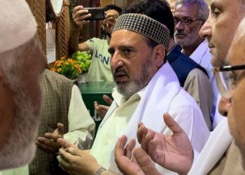 سید محمد الطاف بخاری نے چرار شریف میں حضرت شیخ نورالدین نورانی کی زیارت گاہ پر حاضری دی